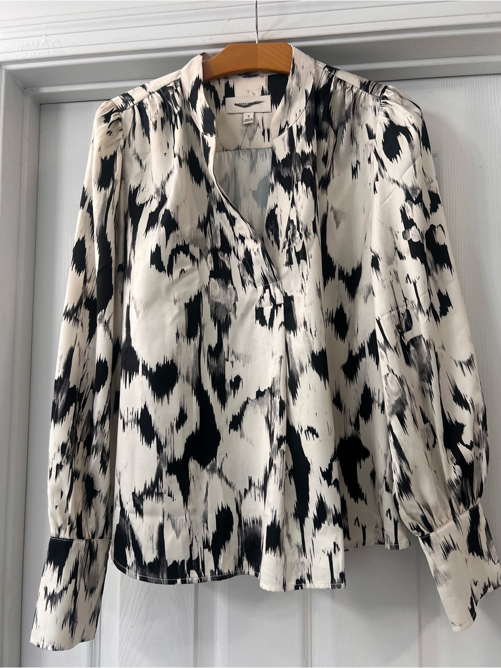 Banana Republic Black & White Print V-Neck SilkyBlouse  Sz Small 
Workday
